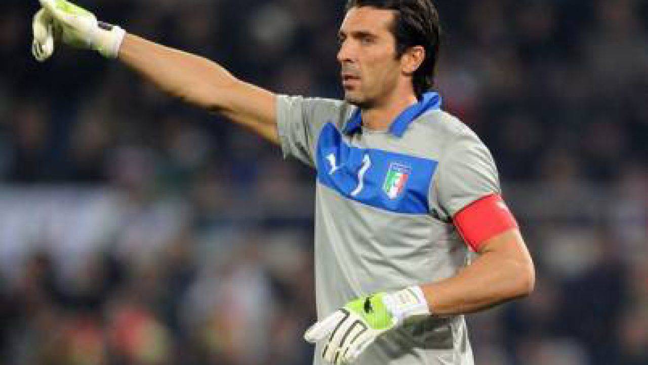 Gigi Buffon in primo piano, ex capitano della nazionale italiana